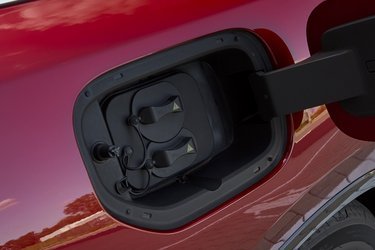 Ladestikket er placeret ved højre baghjul, og der er to gummipropper, som lidt besværligt skal fjernes før man kan lade bilen op.  Med det lille batteri kan bilen lade med op til 165 kW, mens udgaven med det store batteri kun kan lades med op til 90 kW. Alle udgaver lader hjemme med op til 11 kW fra tre faser.