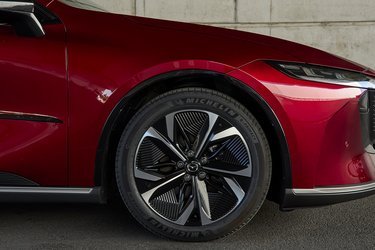 Alle udgaver kommer med 19-tommer dæk på alufælge. Der er tale om Michelin-dæk.