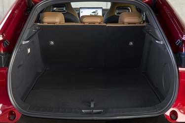 Bagagerummet er på 466 liter, og der er fin adgang via den store tophængslede bagklap, der i øvrigt er elbetjent. Bagsædets ryglæn kan foldes forover i to dele.