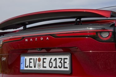 På bagklappen er der monteret en spoiler, der selv vipper op, når hastigheden overstiger 90 km/t. Ideen er, at den skal være med til at forbedre bilens aerodynamik. Man kan også manuelt vippe spoileren op via en knap på bilens store skærm.