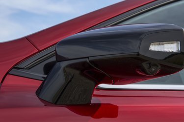 Der er kameraer hele vejen rundt på bilen, og det betyder, at man kan se et fint 360-graders billede af bilen på den store skærm, når man f.eks. skal bakke eller parkere.