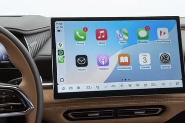 Skærmen i midten er på 14,6” og giver bl.a. mulighed for trådløs Apple CarPlay eller Android Auto. Bemærk hvor flot instrumentbordet er beklædt.