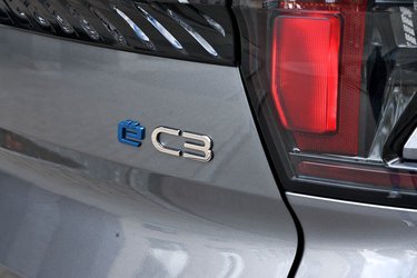 Citroën C3 Aircross er skabt til at blive udstyret med enten en benzinmotor eller som her en elmotor. I Danmark er det kun el-udgaven. der bliver markedsført, og den kendes på det lille ë før C3 i navnet.