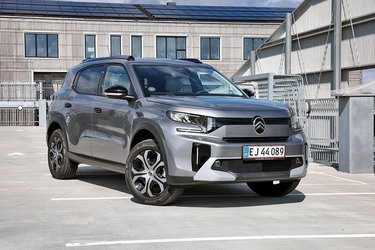 Citroën ë-C3 Aircross er en af Danmarks billigste elbiler i den klasse, vi kalder mini-SUV. Det er en høj bil med en god brugsværdi. Billigste version koster 200.000 kr., og her har vi testet mellemniveauet til 215.000 kr. i farven Grå Merkur, der koster 7.000 kr. ekstra.
