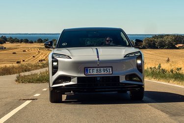 Hongqi betyder Rød Fane, og den store, røde streg oppe på køleren skal symbolisere fanen. Bilen er næsten to meter bred og 168 cm høj. Der er fem siddepladser i bilen.