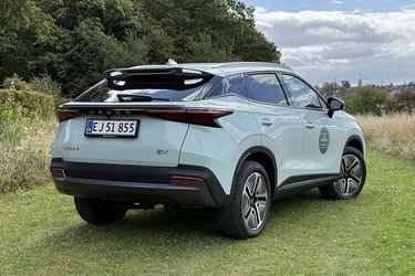Designet er asiatisk i sit formsprog, men brugsmæssigt byder Omoda 5 EV på fine løsninger, der uden tvivl vil få bilen til at passe ind i mange danske familiers behov. Bilen må trække 750 kg.