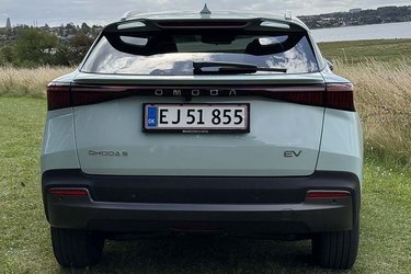 Under bagruden står OMODA som er et af de helt nye kinesiske bilmærker i Danmark. Det hører til den enorme kinesiske Chery Group, der i 22 år i træk har solgt flest personbiler uden for Kina.