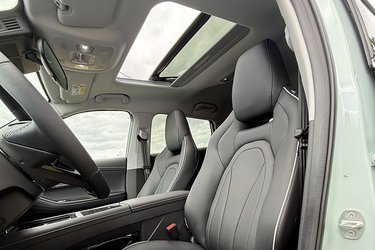 Forsæderne er elbetjente, og de er begge udstyret med både varme og ventilation. Der er desuden varme i rat og i bagsædet, ligesom bilen er udstyret med varmepumpe, der let kan programmeres til at varme eller køle bilen før en køretur.