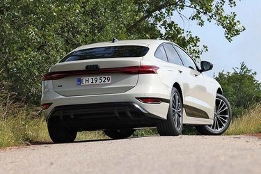 Bagtil løber baglygterne i et bånd under bagruden, der ikke er forsynet med bagrudevisker. Der er lys i de fire Audi-ringe, når nærlyset er tændt.