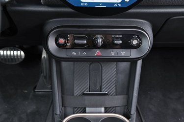 Gearvælgeren er den samme som i de øvrige Mini-modeller, og der er også en fast startnøgle monteret. Så du kan nøjes med at have bilnøglen i lommen eller i en taske, og det fungerer o.k. Gearvælgeren ser man også i andre modeller, og den kræver lidt tilvænning, men fungerer udmærket.  