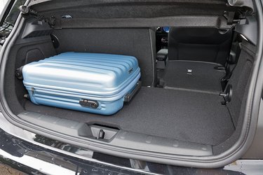 Bagagerummet har alle dage været et af Miniens svageste punkter. Her er fortsat kun 210 liter, og det er i underkanten for en bil, som burde kunne fragte mindst to personer på en bilferie. Ærgerligt, at Mini ikke har fundet en løsning på opbygningen af bilen, som giver mulighed for at få mere bagageplads. 