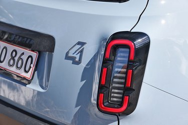 De flotte baglygter er designet, så de sender en hilsen til den originale Renault 4. Man kan indstille lyskontakten, så der altid er lys i dem.