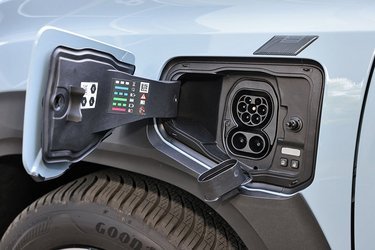 Ladestikket er placeret ved venstre forhjul. Hjemme kan bilen oplades med 11 kW (AC), og på farten kan bilen oplades med op til 100 kW (DC). En knap gør det muligt let at frigøre ladekablet, når bilen er låst op.