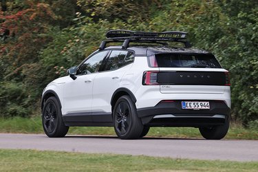 Bag bagdøren og under bagerste nummerplade står der Cross Country, men ellers er der ikke de helt store forskelle mellem denne version og den almindelige Volvo EX30. Farven på bilen hedder Crystal White og koster 5.200 kr. ekstra.