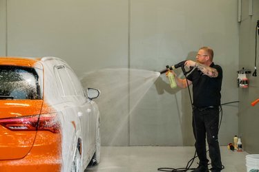 Skumforvask på bil i hal