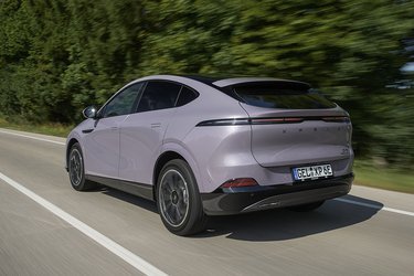 Det er særligt bagfra, at de store forandringer ses. Selve bagklappen er nydesignet med en lille indbygget spoiler og med let modificeret stødfanger. En bagrudevisker er gemt oppe under tagspoileren, der også er ændret en lille smule.
