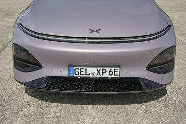 Fortil kendes denne faceliftede udgave på, at logoet er flyttet op på kølerhjelmen, og at den smalle kørelyslygte nu går i et stykke på tværs af bilen. Nederst i hver side er nær- og fjernlyslygterne placeret.