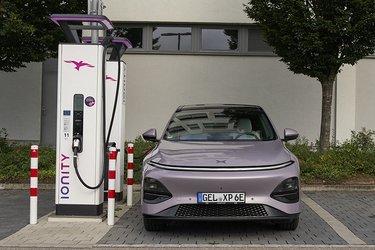 Den nye G6 er udstyret med LFP-batterier. Grundudgaven har et batteri på 69 kWh, og det kan oplades med op til 382 kW. De to større udgaver har et batteri på 81 kWh, der kan oplades med op til 451 kW.