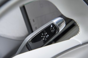 Gearvælgeren er nydesignet, men selve funktionen er uændret, så det er både herfra, man vælger kørselsretning, og man med to vip nedad aktiverer vognbaneassistenten.