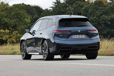 Man kan vælge tre forskellige udgaver af iX-modellen: en baghjulstrukken med mindre batteri, denne testbil eller en version med endnu kraftigere motorer, men med en markant kortere rækkevidde. Det tyder på, at netop xDrive60 er sweet spottet med længst rækkevidde og rigeligt med kræfter.