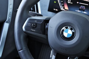 Rattet er enkelt, og det er meget nemt at betjene bilens adaptive fartpilot. Den har også en rigtig god styreassistent, så bilen placerer sig pænt midt på vejen og følger dens forløb på en behagelig måde.