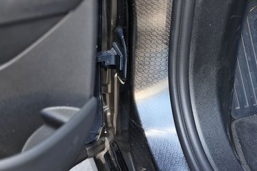 Lidt specielt er karrosseriet delvist opbygget med kulfiberforstærket plastik. Det så vi også på BMW’s første elbil, i3, og det er med til at holde vægten (lidt) nede. BMW iX er cirka 100 kg lettere end en Mercedes-Benz EQE med et 20 kWh mindre batteri. 
