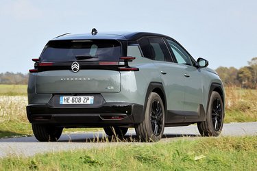 Bagfra kendes ë-C5 Aircross på de markante baglygter, der stikker lidt ud fra karrosseriet. Når man ser skråt bagud, hæmmer en rimelig bred C-stolpe udsynet lidt. Selve designet er meget stramt, uanset hvilken vinkel man betragter bilen fra.