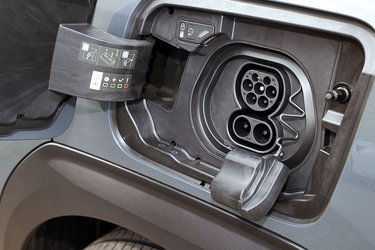 Brugsanvisningen på klappen understreger, at det havde været smart med en separat knap til at frigive ladekablet. I stedet kan man vælge at strakslade og dermed gå uden om et evt. programmeret opladningsprogram i bilen. Bilen lader med 11 kWh hjemme og med 160 kW på farten. Citroën oplyser, at en 20-80 pct. opladning tager 30 minutter.