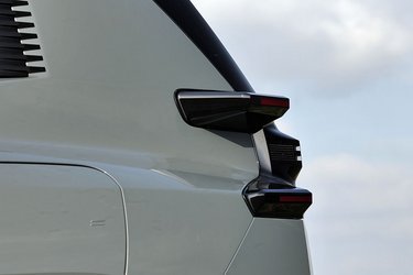 Citroën kalder selv baglygterne for ”Light Wings”. De påvirker måden, luften omslutter bagenden af bilen på, og skulle forbedre aerodynamikken. Hvad der er mere sikkert er, at det helt specielle design gør, at modellen skiller sig markant ud designmæssigt.