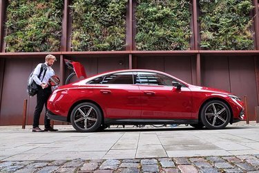 Sedanen har en lavt placeret kabine med fire sidedøre og et bagagerum, der nås gennem en udvendig bagklap. 