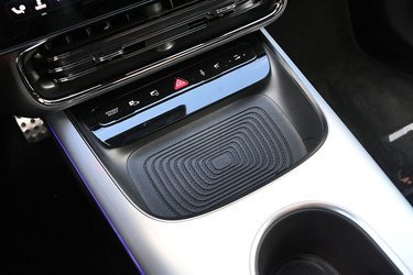 Her er der plads til mobiltelefonen, der kan oplades trådløst, mens man kører.