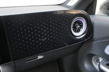 Vores testbil havde dette stjernebesatte panel foran passagersædet. Men i de fremtidige CLA-biler med  Premiumpakke vil der være en tredje skærm til passageren i stedet.