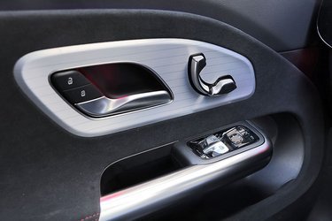 Elbetjente sæder er ikke en del af standardudstyret, men følger med en af udstyrspakkerne. Knappen er placeret på dørsiden.