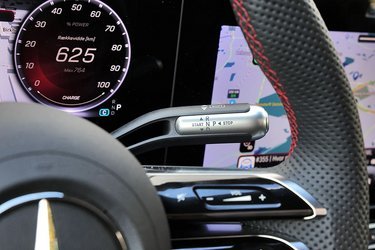 Gearvælgeren er placeret ved rattet. Den er let at bruge og fylder ikke meget. Vipper man den fremad, aktiverer man motorbremsningen, og her kan man vælge en automatisk funktion, som regulerer nedbremsningen efter trafikken og vejforløbet.