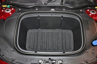 Fortil er der en frunk på 101 liter. Det er ganske meget, og rummet kan derfor anses som egnet til bagage foruden ladekabler og en dunk sprinklervæske.