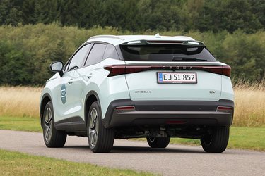 Omoda 5 EV er en klassisk rummelig SUV i mellemklassen. Der er god plads til fire personer bilen, men bagsædet er stort nok til, at også fem kan finde plads på kortere ture. 