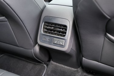 På den imponerende udstyrsliste er der også plads til sædevarme til bagsædepassagererne. Der er også opladning til teknisk udstyr både via et klassisk USB-kabel og det mere moderne USB-C. Der er friskluftdyser til passagererne på bagsædet. 