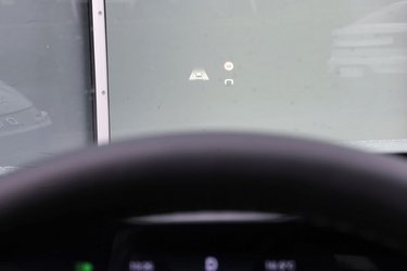 Headup-displayet er et godt eksempel på Omoda som bil. For det er en del af den meget omfattende udstyrsliste, men kvaliteten af selve displayet er ikke godt, idet visningen af tal og farttavler er uskarp. Bedre end ingenting, men det føles lige billigt nok. 