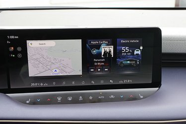 Skærmen til højre kan vise flere vinduer på en gang. Navigationsanlægget er baseret på Googles styresystem (fra og med Engage+), og det fungerer rigtig godt. Der er desuden trådløs Apple CarPlay og Android Auto.
