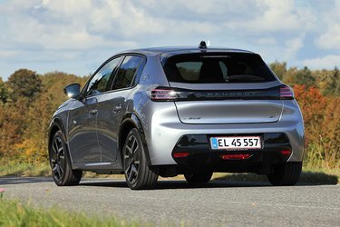 Peugeot E-208 fås kun som femdørs model. Billigste elektriske variant koster 180.000 kr. 