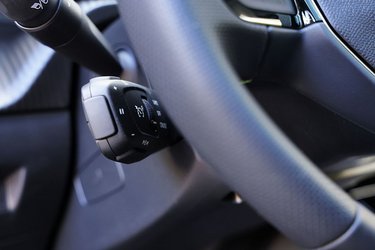 Den adaptive fartpilot er kun standard på topversionen GT-Pack. Den har en merpris på 20.000 kr. i forhold til Style-versionen, der har samme batteri og rækkevidde på 420 km. Betjeningen er ikke specielt intuitiv, men man vænner sig til det, og stilken er nem at finde på venstre side bag rattet. 