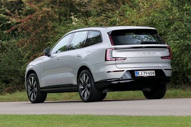 Baglygterne mødes i et bånd under bagruden, mens de Volvo-typiske lodrette dele af lygterne er placeret langs siden af bagruden. Man kan ikke umiddelbart se, om der er tale om en baghjulstrukket udgave eller en topversion med træk på alle fire hjul.