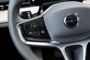 Knapperne på rattet er lettere at finde uden at se på dem, men en sjov detalje finder man ved knappen øverst i venstre side af rattet. Her kunne man tro, at man kunne aktivere Resume-funktionen i fartpiloten, men det gør man ikke. Den funktion aktiveres ved at holde gearvælgeren nede i et par sekunder.