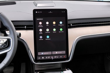 Skærmen er blevet noget bedre siden de første udgaver, vi prøvede. Nu er der kommet bedre styr på indholdet, og der er kommet genveje til flere af de hyppigst benyttede funktioner. Apple CarPlay og Android Auto er nu også at finde som en mulighed.