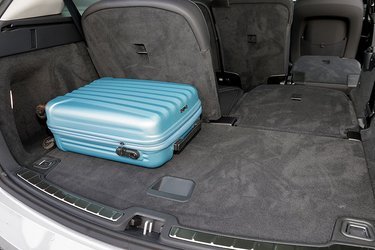 Med alle tre sæderækker i brug er bagagerummet kun på 384 liter. Men med enten et eller begge sæder lagt ned, bliver pladsen enorm. Bilen må udstyres med anhængertræk, og må trække op til 1.200 kg.