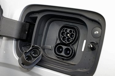 Ladelugen er placeret ved venstre baghjul. Der er en knap til frigørelse af ladekablet, og der er indbygget tætning i ladedækslet, så man ikke skal rode med gummipropper til hverdag. Hjemme lader bilen med 11 kW og på farten med op til 235 kW.