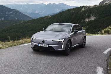 Volvo ES90 er en femdørs limousine med en længde på fem meter og en akselafstand på hele 3,1 meter. Den koster fra 653.000 kr. (2026-priser).
