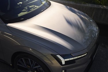 Forlygterne er af LED-pixel-typen, og de er udstyret med lygtevaskere. Det er en god Volvo-egenskab, der er vigtig her i Norden. En lille frunk fortil giver plads til f.eks. et ladekabel.