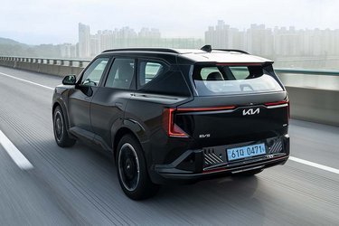 Baglygterne er blevet omfattende i sine former, der omkranser det store Kia-logo i midten. Under den store spoiler over bagruden gemmer der sig en bagrudevisker.