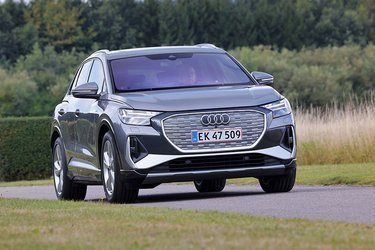 Grå farve er standard, og de fleste andre farvemuligheder koster 10.000 kr. Du kan også vælge at få lakeret listerne rundt om hjulene eller malet kølergrillen i en anden farve. Det første er billigt, det andet kræver flere tilvalg og er relativt dyrt. 